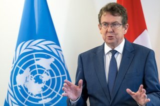 Le conseiller fédéral Albert Rösti n'exclut pas le scénario d'un vote à Genève si celui-ci peut aboutir à un accord international ambitieux contre la pollution plastique. KEYSTONE/MARTIAL TREZZINI
